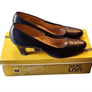 Vintage Johansen Lo-Peak Navy Leather Heels Size 8.5AA w/Original Box